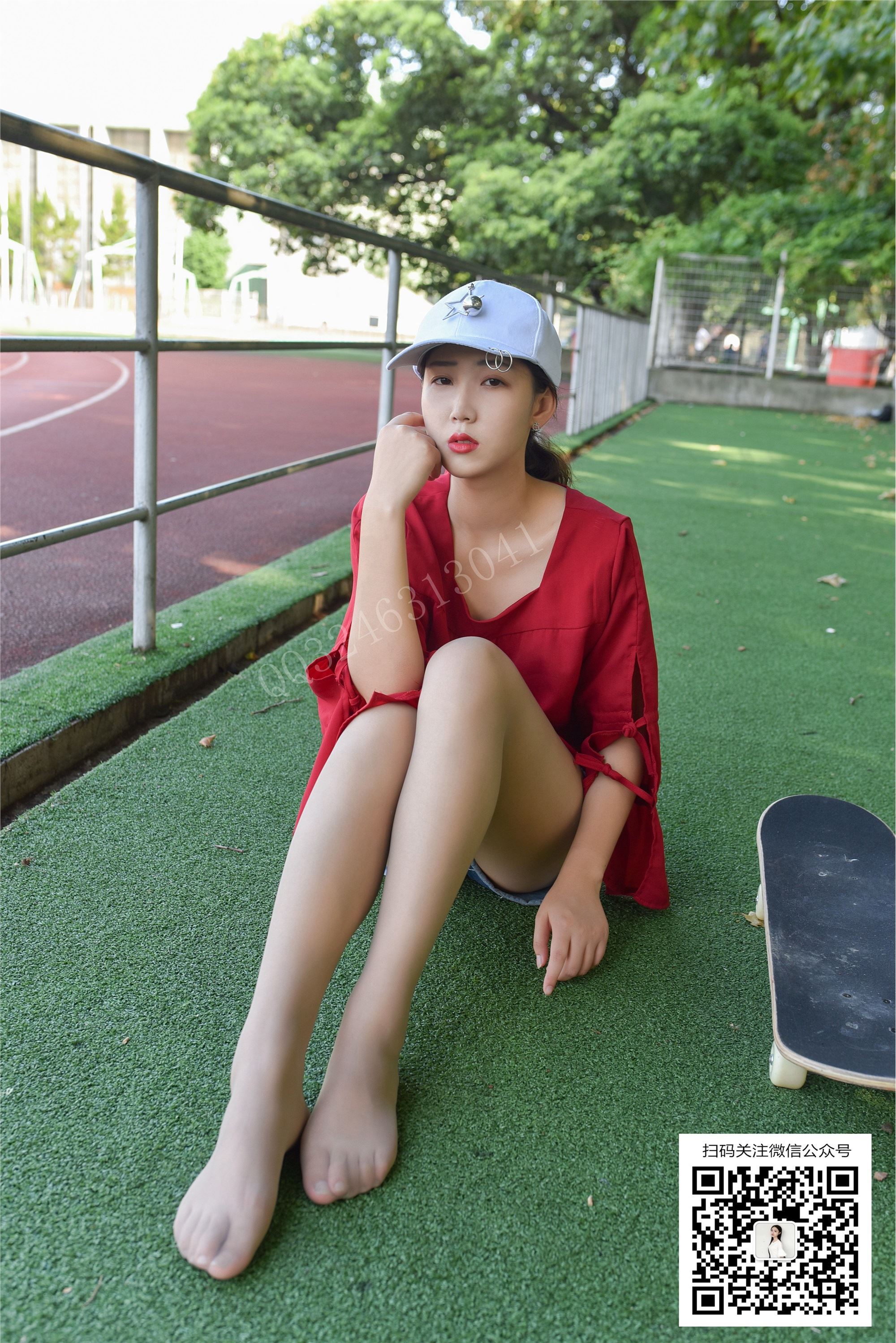 No.078 Yueyue - Skateboarding in silk stockings